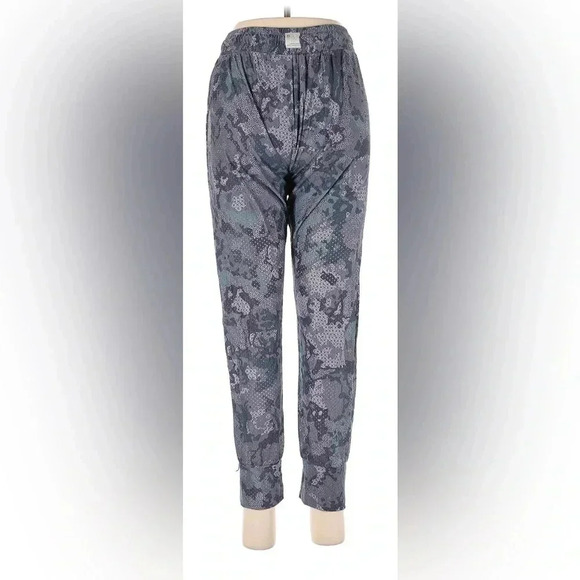 Maaji gray/blue camo athletic stretch 3 quarter length pants, Size Medium - Picture 2 of 11